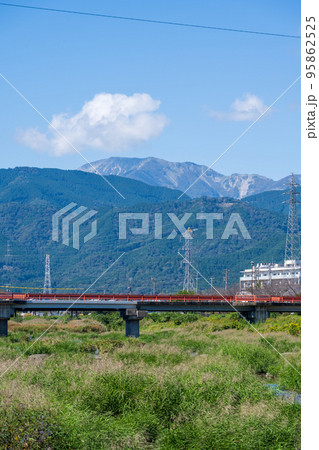 相川水辺公園から青空に雄大な伊吹山を望む風景｜岐阜県不破郡垂井町 95862525