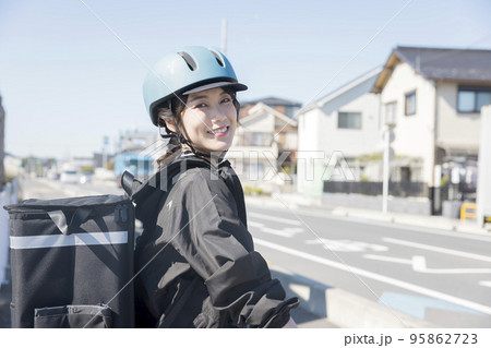フードデリバリーイメージ 自転車でデリバリーする若い女性 シェアデリ フードデリバリーイメージ 自転車でデリバリーする若い女性 シェアデリ 95862723