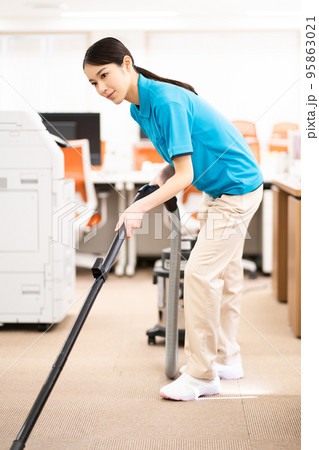 清掃員（若い女性、掃除機） 95863021