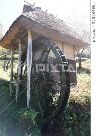 津山市内で現役で稼働している共有の米搗き水車としては唯一の水車「桐の木水車」 95863486