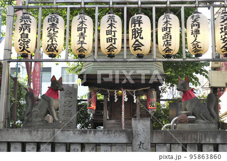 新宿区荒木町【金丸稲荷神社】のお稲荷様と明かりがともった提灯　 95863860