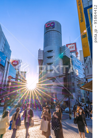 日本の東京都市景観 ハロ本番。3年ぶり自粛要請なしの渋谷ハロウィン当日。渋谷109と太陽光…＝31日 95864412