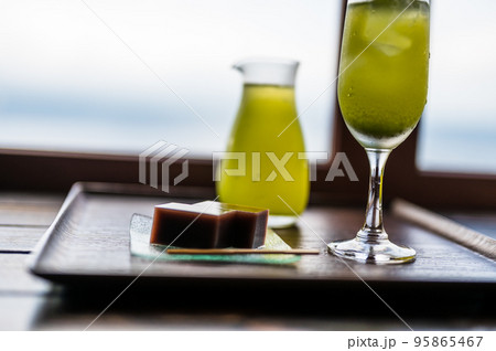 オーシャンビューのカフェでティータイム 95865467