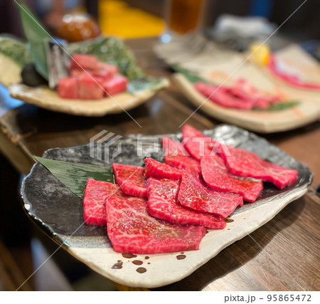 焼肉屋でディナー 95865472