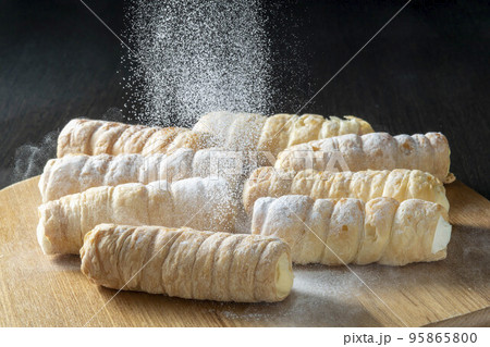 美味しいパイ生地で焼き上げたコロネロールケーキ 美味しいパイ生地で焼き上げたコロネロールケーキ 95865800