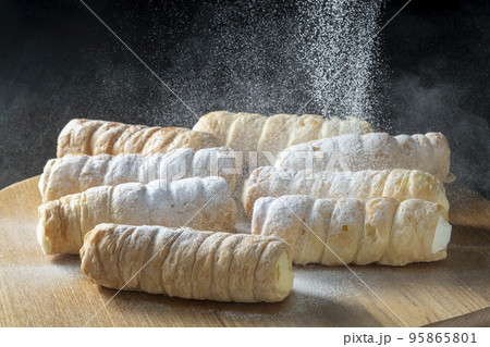 美味しいパイ生地で焼き上げたコロネロールケーキ 95865801