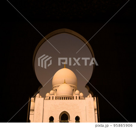 Interior view to Sheikh Zayed Mosque, Abu-Dhabi, UAE 95865906
