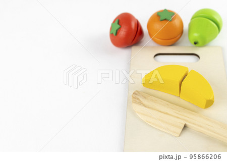 木のオモチャの果物と包丁とまな板。料理のイメージ 95866206