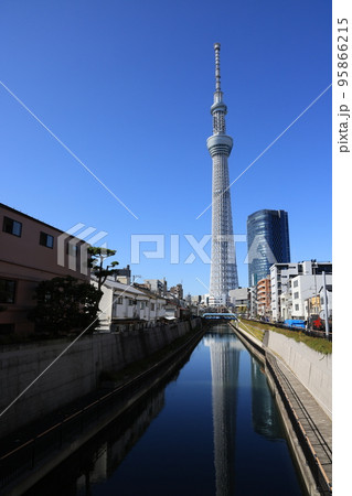 十間橋から見た北十間川に映る東京スカイツリーの風景 95866215