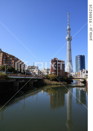 十間橋から見た北十間川に映る東京スカイツリーの風景 95866216