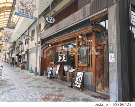 ジャンジャン横町の蕎麦の名店【更科】のシックな店構え ジャンジャン横町の蕎麦の名店【更科】のシックな店構え 95866428