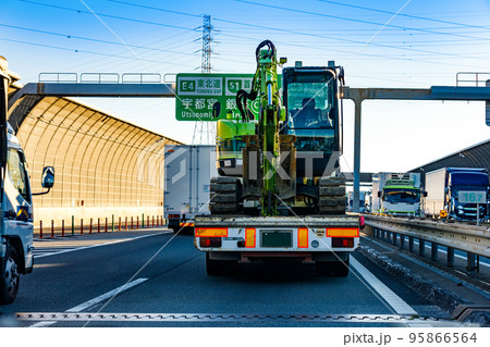 東京外環自動車道　トラッククレーン車でユンボを搬送 95866564