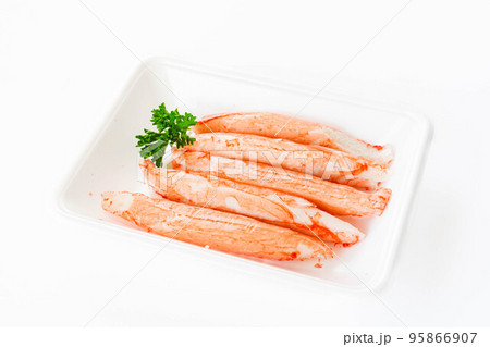 トレーに並んだカニカマ トレーに並んだカニカマ 95866907