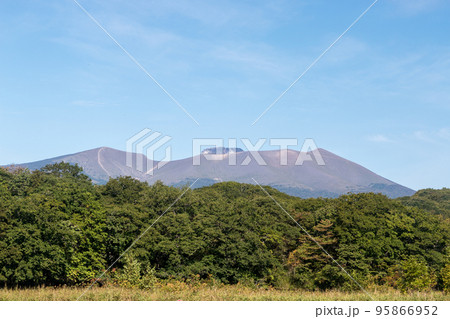 北海道苫小牧市、錦大沼公園から眺めた晩夏の樽前山【9月】 95866952