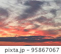 茜色に染まる雲と紫雲が漂う秋の夕暮れ 95867067