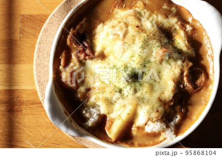 おうちで作ったチーズたっぷり焼きカレー 95868104