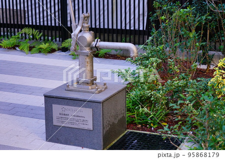 都内の手押しポンプ 95868179