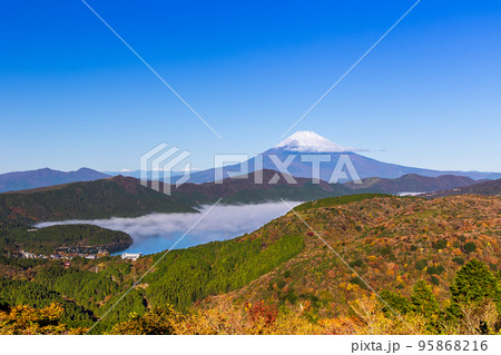 紅葉の芦ノ湖と富士山 紅葉の芦ノ湖と富士山 95868216