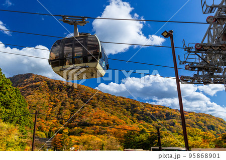 箱根の紅葉とロープウェイ 95868901