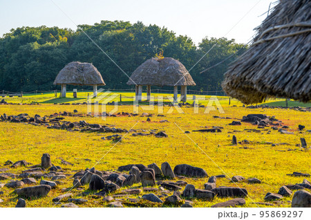 縄文遺跡秋田県大湯環状列石ストーンサークルと掘立柱建物 95869297