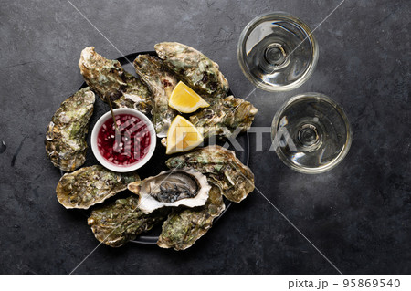Fresh oysters with glasses of sparkling wine 95869540