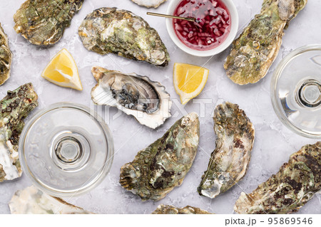 Fresh oysters with glasses of sparkling wine 95869546