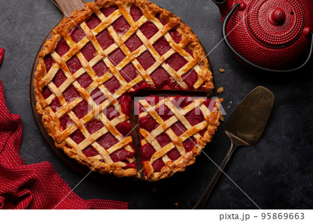 Sweet raspberry and strawberry jam cake Sweet raspberry and strawberry jam cake 95869663