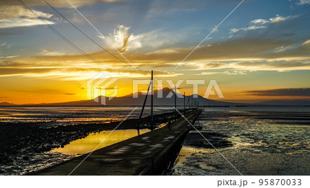 夕焼けの干潟に伸びる長部田海床路(熊本県宇土市) 夕焼けの干潟に伸びる長部田海床路(熊本県宇土市) 95870033