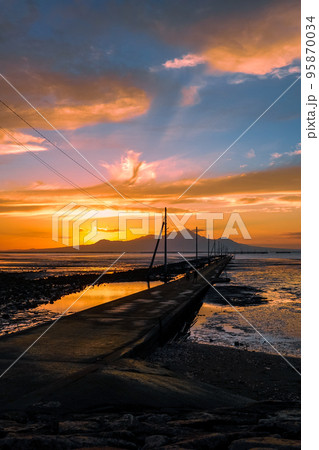 夕焼けの干潟に伸びる長部田海床路（熊本県宇土市） 95870034
