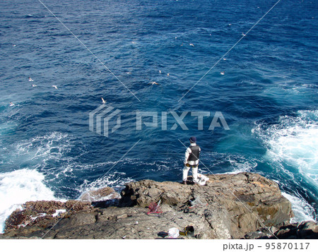 南伊豆の沖磯「横根」での磯上物釣り。快晴、紺碧の海面が美しい釣り場風景。 95870117