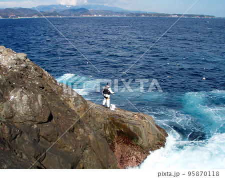 南伊豆の沖磯「横根」での磯上物釣り。快晴、紺碧の海面が美しい釣り場風景。 南伊豆の沖磯「横根」での磯上物釣り。快晴、紺碧の海面が美しい釣り場風景。 95870118
