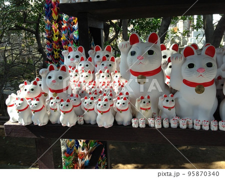 世田谷・豪徳寺の招き猫 95870340
