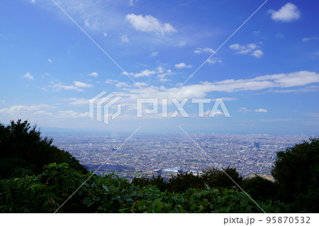 秋の朝・十三峠から望む大阪南部 95870532