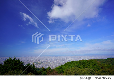 秋の朝・鐘の鳴る展望台から望む大阪平野 95870535