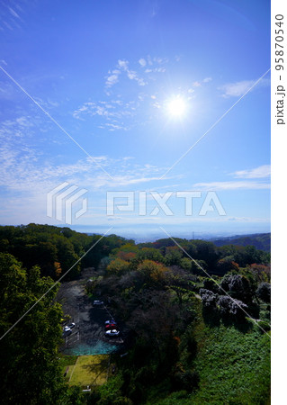 清々しい早朝・鐘の鳴る展望台から奈良盆地方面 95870540