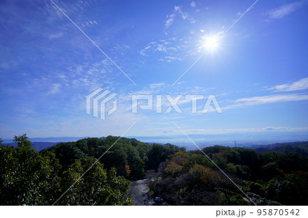 早朝・鐘の鳴る展望台から奈良盆地方面 95870542