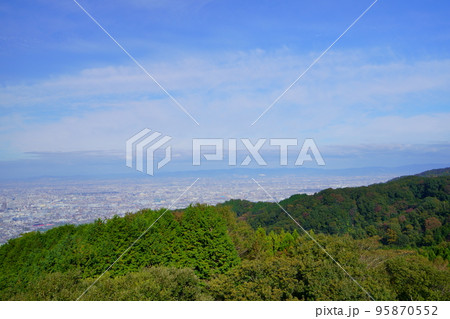 早朝・鐘の鳴る展望台から大阪北部を望む 早朝・鐘の鳴る展望台から大阪北部を望む 95870552