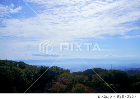 早朝・鐘の鳴る展望台から奈良盆地方面 95870557