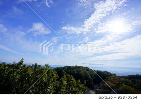 早朝・鐘の鳴る展望台から奈良盆地方面 95870564