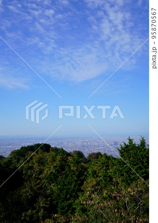 秋の朝・鐘の鳴る展望台から望む大阪大パノラマ 95870567