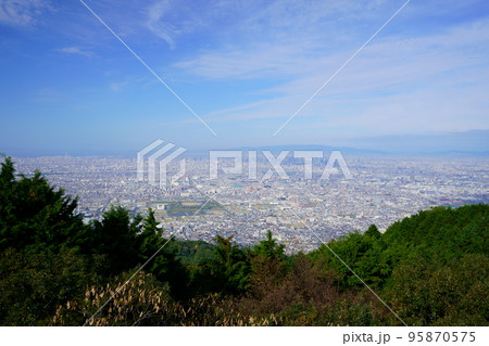 秋の朝・鐘の鳴る展望台から望む大阪大パノラマ 95870575