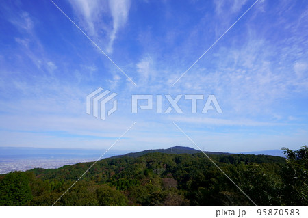 秋の朝・鐘の鳴る展望台から望む生駒山山頂 95870583