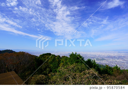 秋の朝・鐘の鳴る展望台から望む大阪大パノラマ・関空方面 95870584