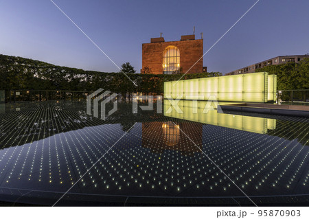 国立長崎原爆死没者追悼平和祈念館の水盤ライトアップ 国立長崎原爆死没者追悼平和祈念館の水盤ライトアップ 95870903