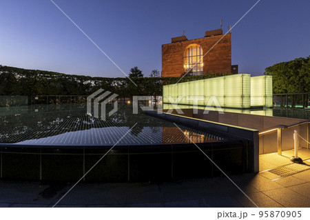 国立長崎原爆死没者追悼平和祈念館の水盤ライトアップ 国立長崎原爆死没者追悼平和祈念館の水盤ライトアップ 95870905