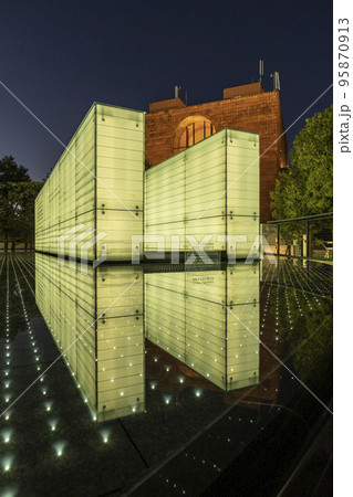 国立長崎原爆死没者追悼平和祈念館の水盤ライトアップ 95870913