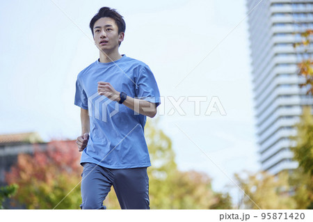 スポーツウェアを着た若い日本人の男性 スポーツウェアを着た若い日本人の男性 95871420