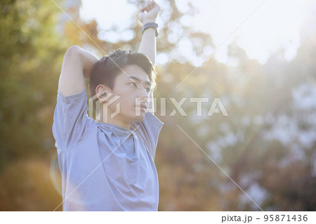 スポーツウェアを着た若い日本人の男性 スポーツウェアを着た若い日本人の男性 95871436