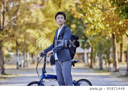 自転車に乗るジャケットを着た若い日本人の男性 自転車に乗るジャケットを着た若い日本人の男性 95871448
