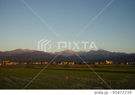 秋の夕方の富山県上市町から見る北アルプス 立山連峰 剣岳 秋の夕方の富山県上市町から見る北アルプス 立山連峰 剣岳 95872239